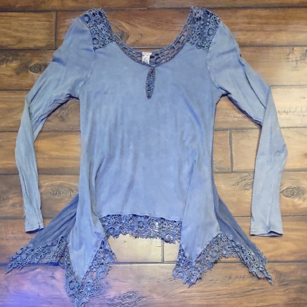 Gimmicks by BKE Blue Lace Accent Tunic